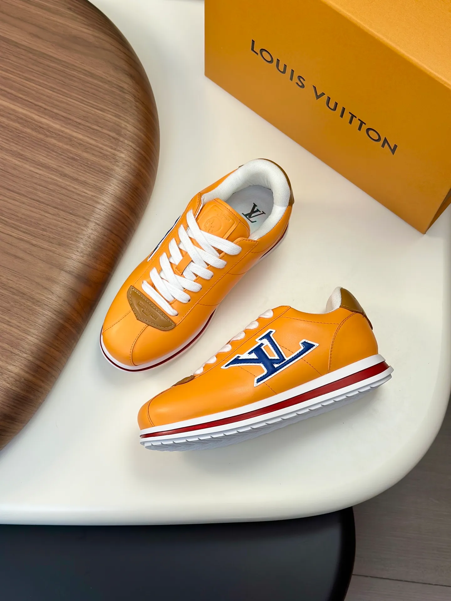 Factory direct sale ¥700💰Full set of packaging💰Top version LV-Louis Vuitton-Classic catwalk new style 1:1 developed replica of the original version! ! The upper foot is very comfortable. It is made of luxurious materials and fine workmanship. The midsole is printed with English letters "Made in Europe". The upper is made of calfskin imported from Italy. The side is decorated with the brand's LOGO and signature. The latest latex foot pads and mesh lining make the foot feel super comfortable. The original two-color TPU combination outsole is specially provided by the original factory. Bag technology Goodyear stitched edges Fabric: Exclusive custom first-layer cowhide Accessories: Exclusive private model Vuitton logo, lining: Customized silk mesh lining - first-layer silk cowhide lining Outsole: TPU combination outsole wear-resistant, non-slip and anti-yellowing Foot pads: new latex pads-mesh sweat-absorbent Counter technology: fully computerized sewing machine wire drawing Toe box back cover Hot and cold shaping Full set of pull-top last with medium and low logo pattern Counter packaging - Shoelaces, certificates, cards, instructions, certificates of quality, dust bags, the most comprehensive packaging on the Internet, men's size 339-44 (38/45 custom-made, non-refundable!